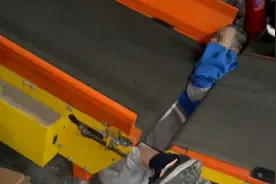 太痛了！62岁男子分拣快递，身子竟卷进货物传送带图片