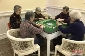 75岁陈大爷打麻将32年，运气第一，每次打麻将都戴这东西，一直赢图片