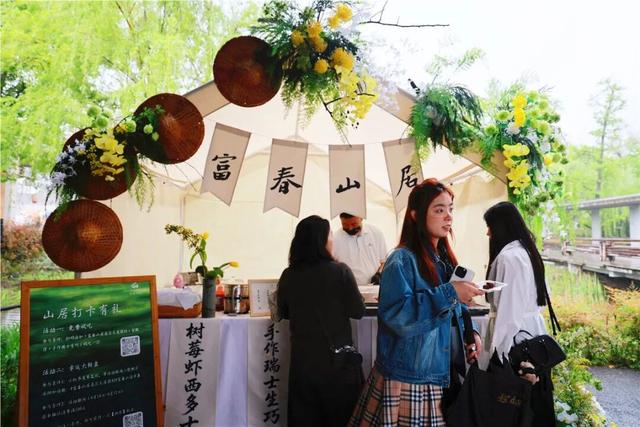 富阳这里，春日氛围感拉满！市民游客纷纷冒雨赶来……