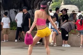 不忍直视！重庆大叔穿背心超短裤，当街扭腰热舞，身材火辣似少女图片
