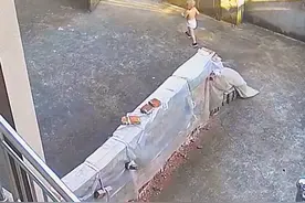 恶毒后奶将孙子锁门外！亲爸怒砸大门后续：后奶清晨又闹，已报警图片