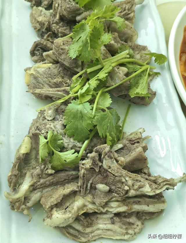 在宁夏中卫和银川短暂停留，没空看大漠长河落日，吃了羊肉和沙葱
