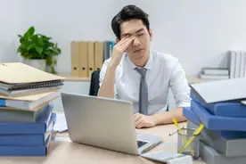 长期“肿眼泡”，厦门男子以为自己肾亏，一查竟是这种病......图片