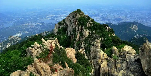 男子徒步泰山坠崖骨折，随身财物被偷，靠一颗核桃树荒野求生13天