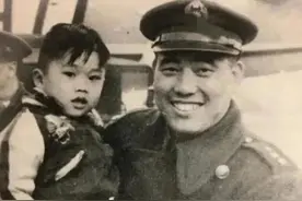 50年代，郝柏村抱着儿子郝龙斌的一张罕见合影，他曾任蒋的侍卫长图片