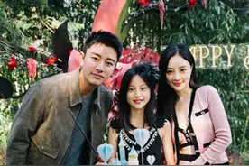 李小璐和贾乃亮离婚后首度同框，细节证明李小璐一心在想复婚！图片