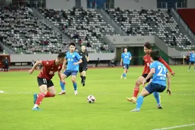 “江苏德比”首回合开战，苏州主场0:0平南京图片