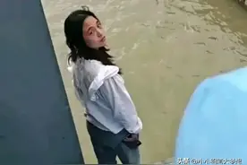 女孩哭泣跳河后续，多位朋友收到她发的信息，同学发声并曝光原因图片
