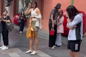 中国女排泰国被偶遇！龚翔宇穿搭性感，倪非凡捂脸，高意憨笑图片