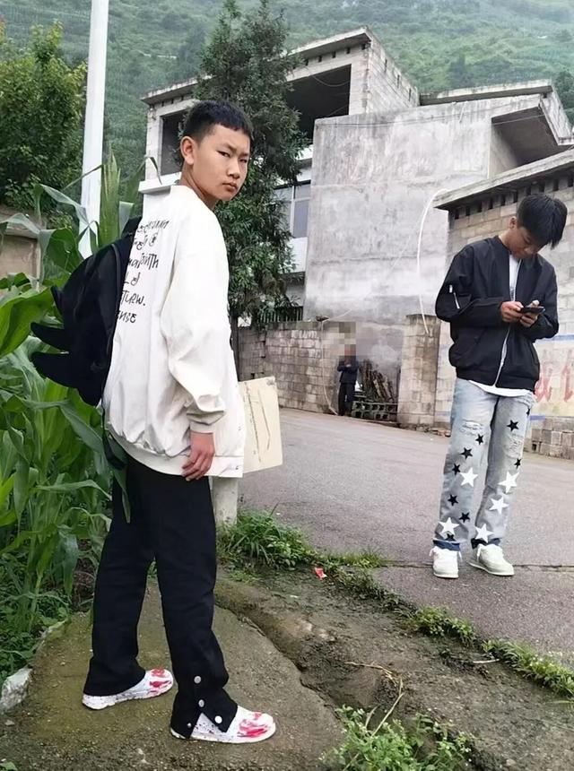 贵州两少年一起骑摩托失联20天，其中一人父亲：微信上的钱“一分都没用”，警方介入