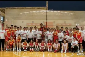 2米24张子宇和2米韩旭同框！中国女篮最新全家福出炉，宫鲁鸣带队图片