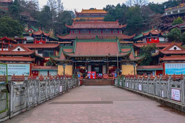 周末就冲！成都出发40min直达浪漫小城，喂海鸥逛古寺！