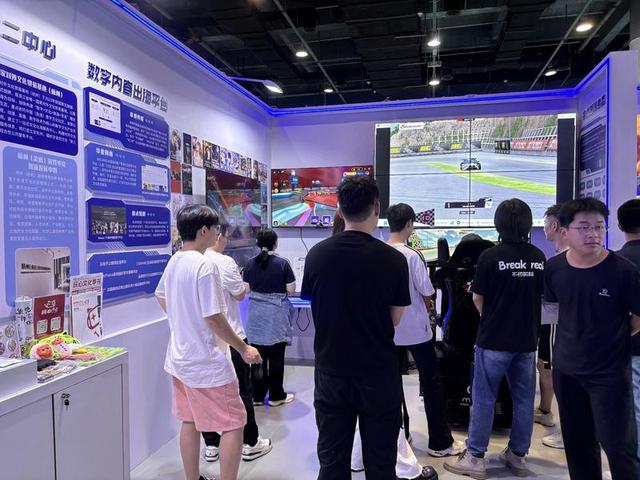 文博会上，余杭展区“文化+科技”点亮创意之光