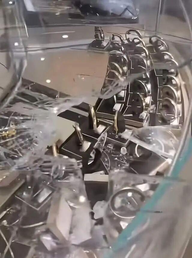 湖北一商场内两金店被抢，嫌疑人戴头盔抢走价值60多万元的黄金	，目前嫌疑人已抓获，被抢金饰被追回