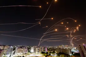 “铁穹”跌落神坛，哈马斯5000枚火箭弹打懵以色列，难怪美军不再引进图片