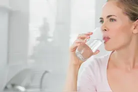 为什么水是生命之源：深度揭秘水对人体的重要性图片