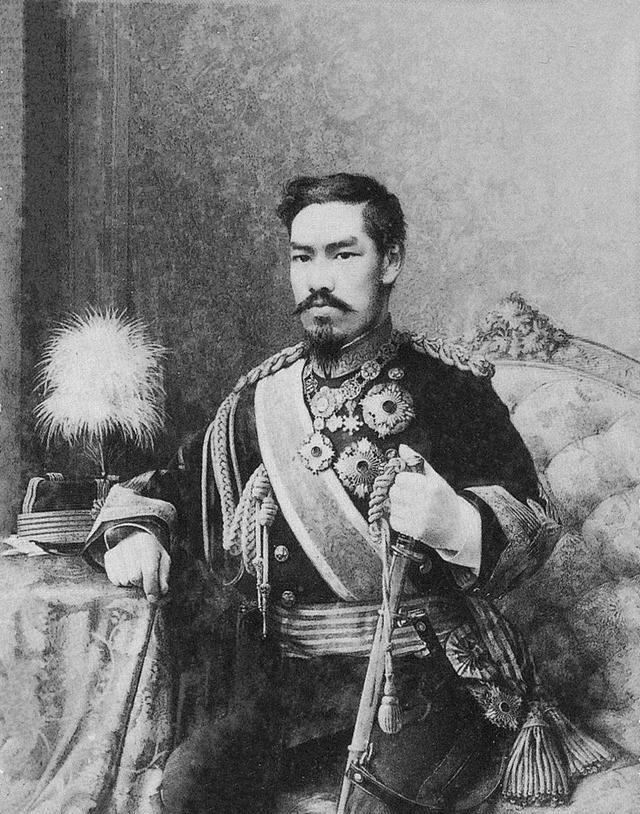 囚禁、乱伦、屈辱，揭露被日本人奉为神明的天皇