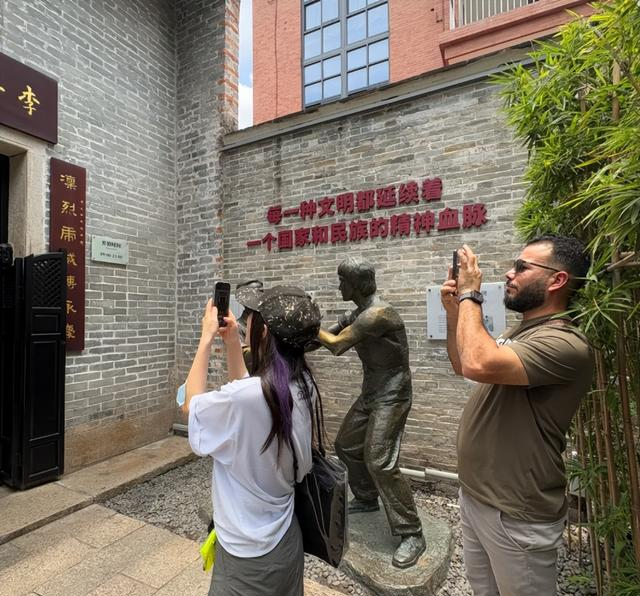 超7亿播放量!大批量外国人来中国旅游：狂喊中国是我第二家乡