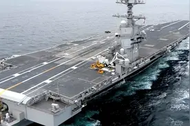 当航母在执行任务，遭遇特大海啸级台风时，会被掀翻吗？图片