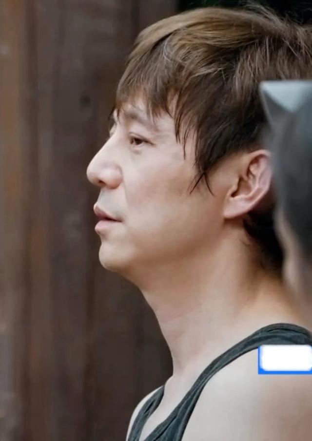 何炅担心的事发生了！51岁无妻无子、拒绝退休，他的现状让人深思