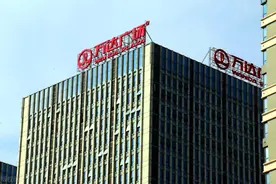 雷军回应卖一辆车亏6万多元；杭州第一座万达广场被王健林摆上“货架”……图片