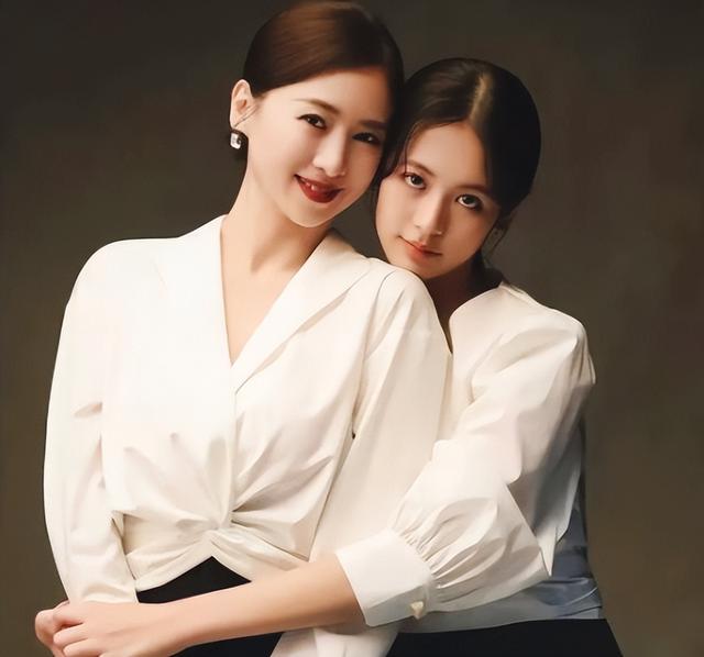 她出身清华大学，因拍三级片与父母决裂，如今不让女儿进娱乐圈