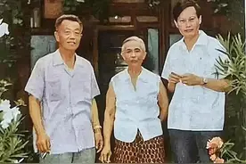 1971年，杨振宁和岳父杜聿明、岳母曹秀清合影，毕恭毕敬的站一旁图片