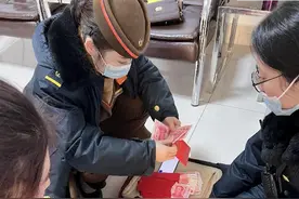 装2万元现金行李箱遗失 车站及时帮忙找回图片