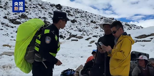 珠峰暴雪中，向导一人一狗带上百人撤离，有人转账5000元感谢；网友：这钱救命的，一点也不多！