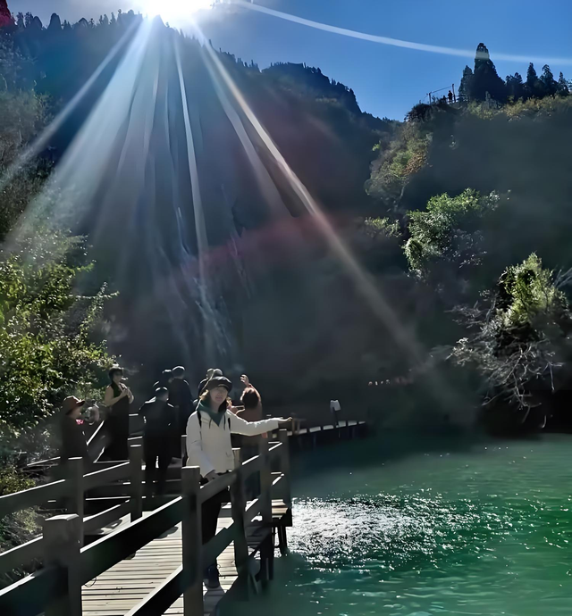 在山东有一片堪比九寨沟的仙境，知名度不高但景色美得一塌糊涂！