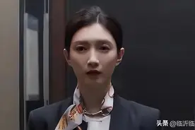 《三十而已》同样是柜姐，为啥王漫妮在上海8年，月薪还是1.7万，而空降的26岁黛西仅用1年就成为了副店长图片