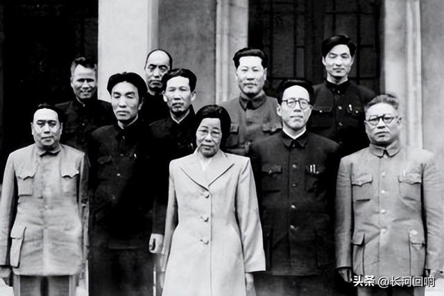 1968年	，当举手表决开除刘少奇党籍时，她是唯一没有举手的人