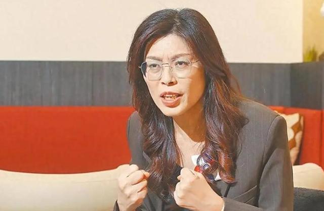 不装了？面对解放军武力夺台，郑丽文语出惊人，喊出“武力保台”