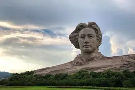 肃立在橘子洲头毛泽东主席巨型塑像之前图片