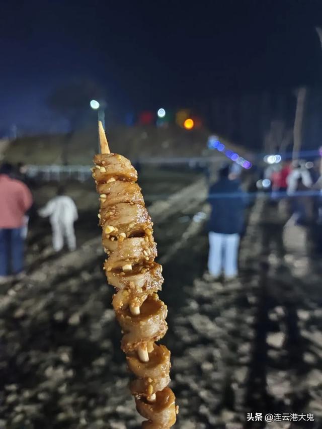 城西公园开园，毗邻主城区15分钟交通圈，山坡打铁花震撼力十足