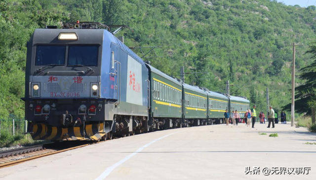 凉山公益慢火车变打卡地，游客围观拍老人，居民生活被侵扰