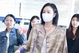 “大嫂”高叶带火一种穿搭，叫作：新中式上衣+牛仔裤，优雅显贵图片