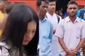 中国女子跑去印度刚下火车，一群印度男人盯着她，都在等天黑图片