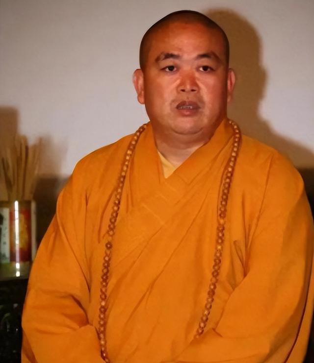 释永信被带走调查不到4个月，释小龙近况曝出，一点都不意外