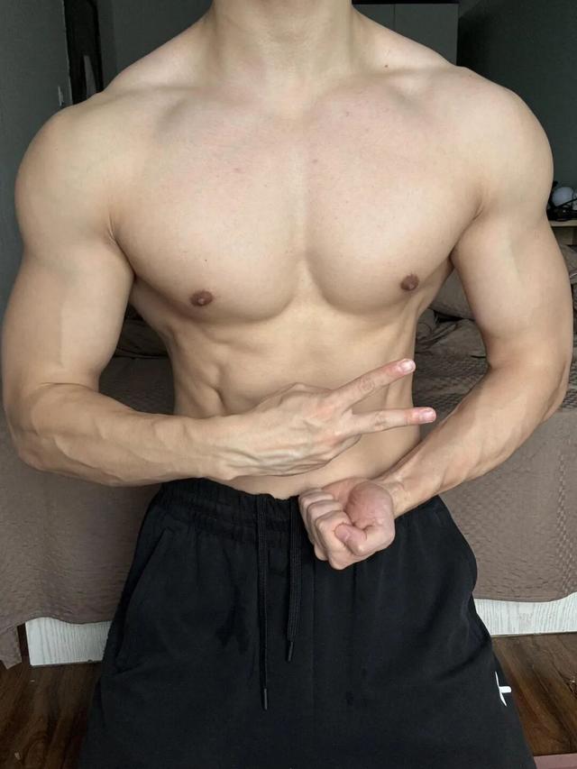 26岁北京自由健身教练	，晒泵感肌肉，这身材可以制霸健身房了