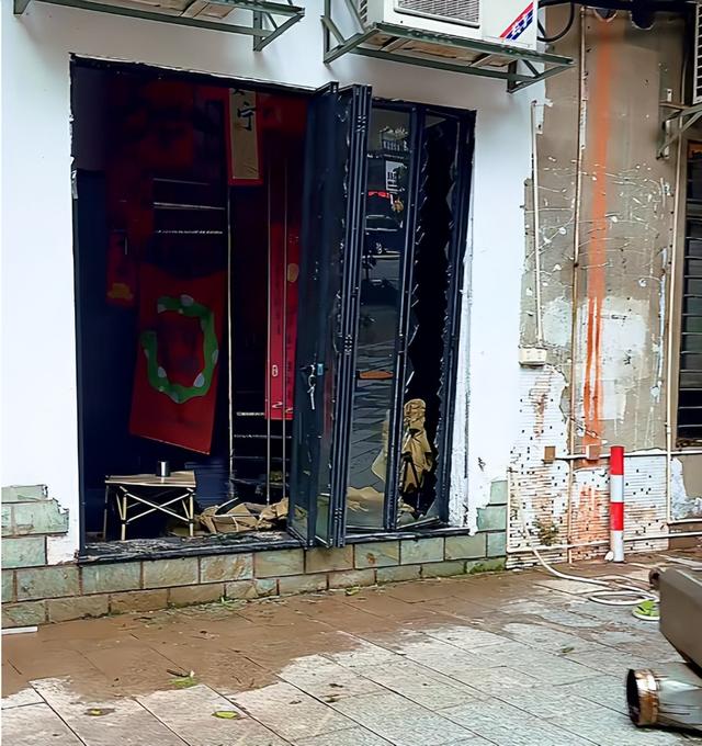 台风天开车“冲浪”后续：司机被行拘，身份遭扒，难怪做出这种事