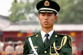 升旗手张自轩，退伍后每年在家升国旗，网友说他蹭热度，该走出来图片