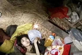 湖北24岁校花被囚禁5年，与蛇同住场面污秽，竟是父母亲手送进去图片