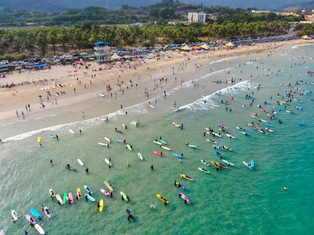 三场大赛嗨到年底！跟着冲浪赛游万宁，在暖冬里重温夏日