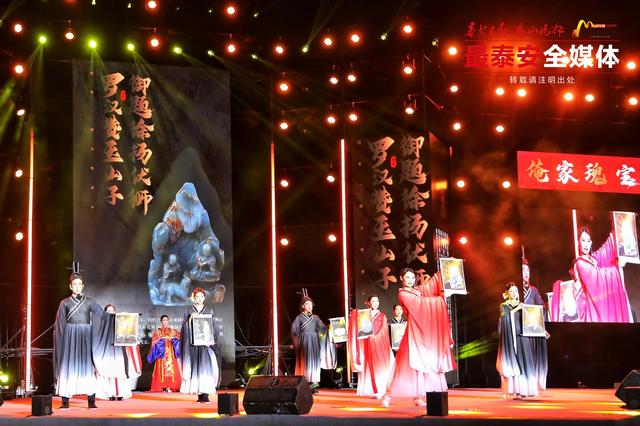 万物向新 俺家大秀 新泰璀璨T台秀燃动夏日夜经济