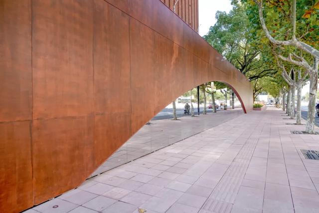 典藏上海，向新而生！上海市城市建设档案馆打开围墙，与市民共享单位附属绿地空间