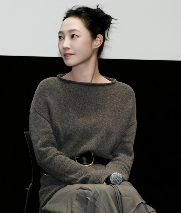 连爆2大行业瓜！大花回应只字不提影帝，阔太倒油导演？都不装了