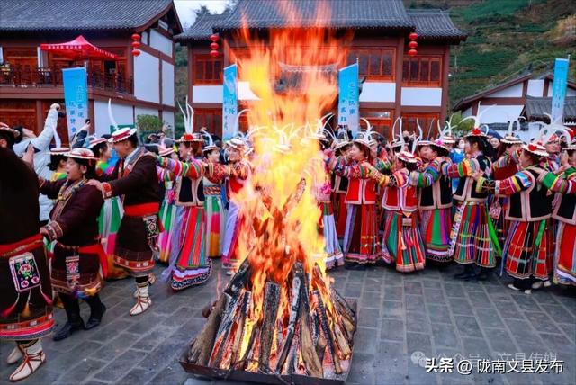 文县双节盛景：天池映月话团圆，白马欢歌越千年