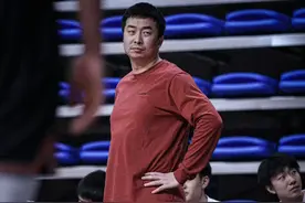 胖若两人！前CBA最强防守硬汉退役后转型当上北京CBDL主教练图片