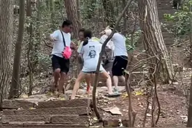 上热搜！一男子勇斗峨眉山野猴，场面一度失控！评论区亮了！图片